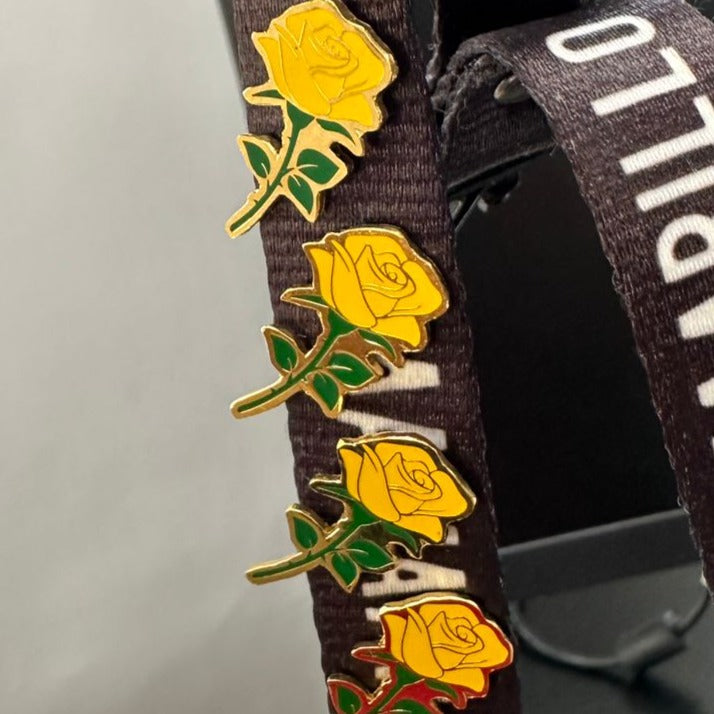 Pin rosa amarilla