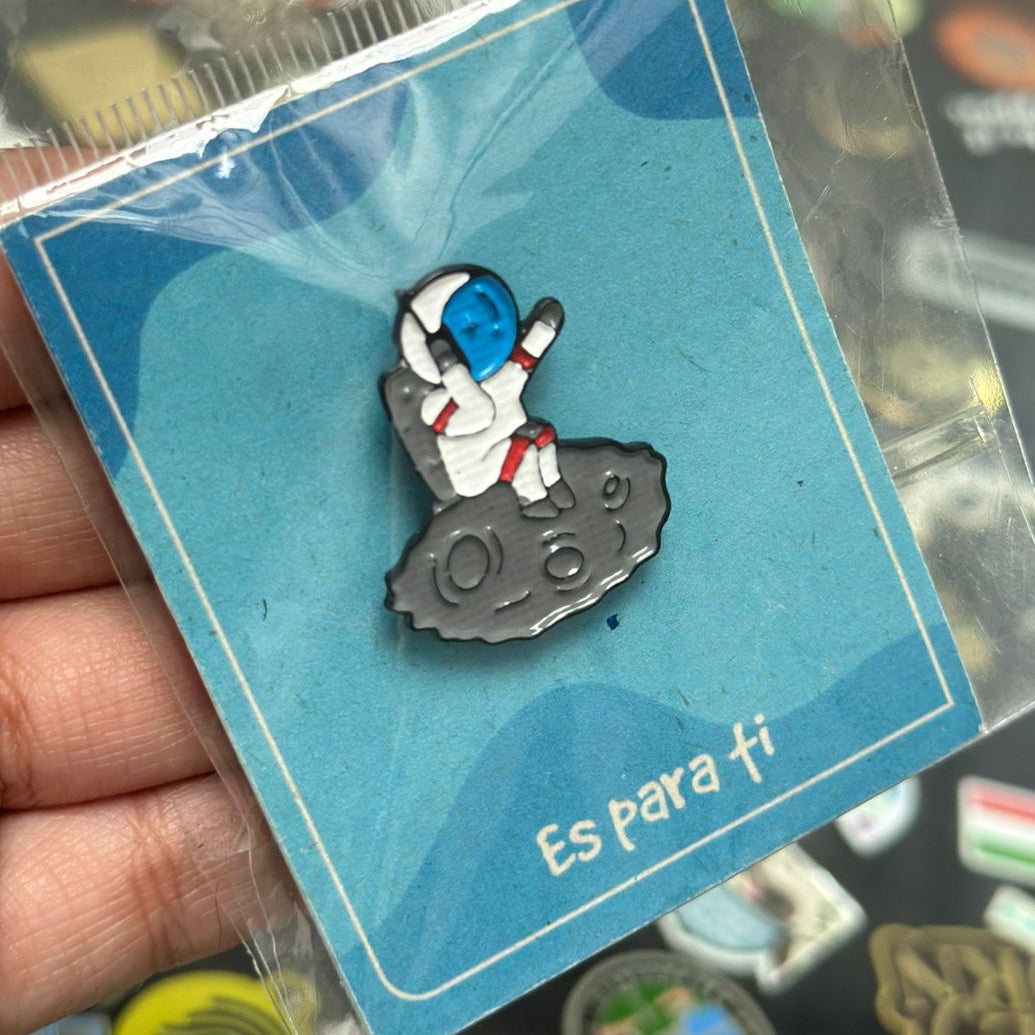 Pin astronauta hablando por telefono