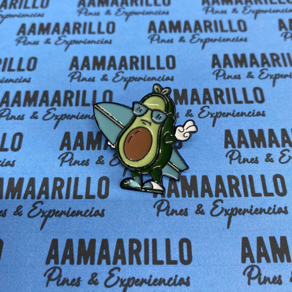 Pin aguacate surfista