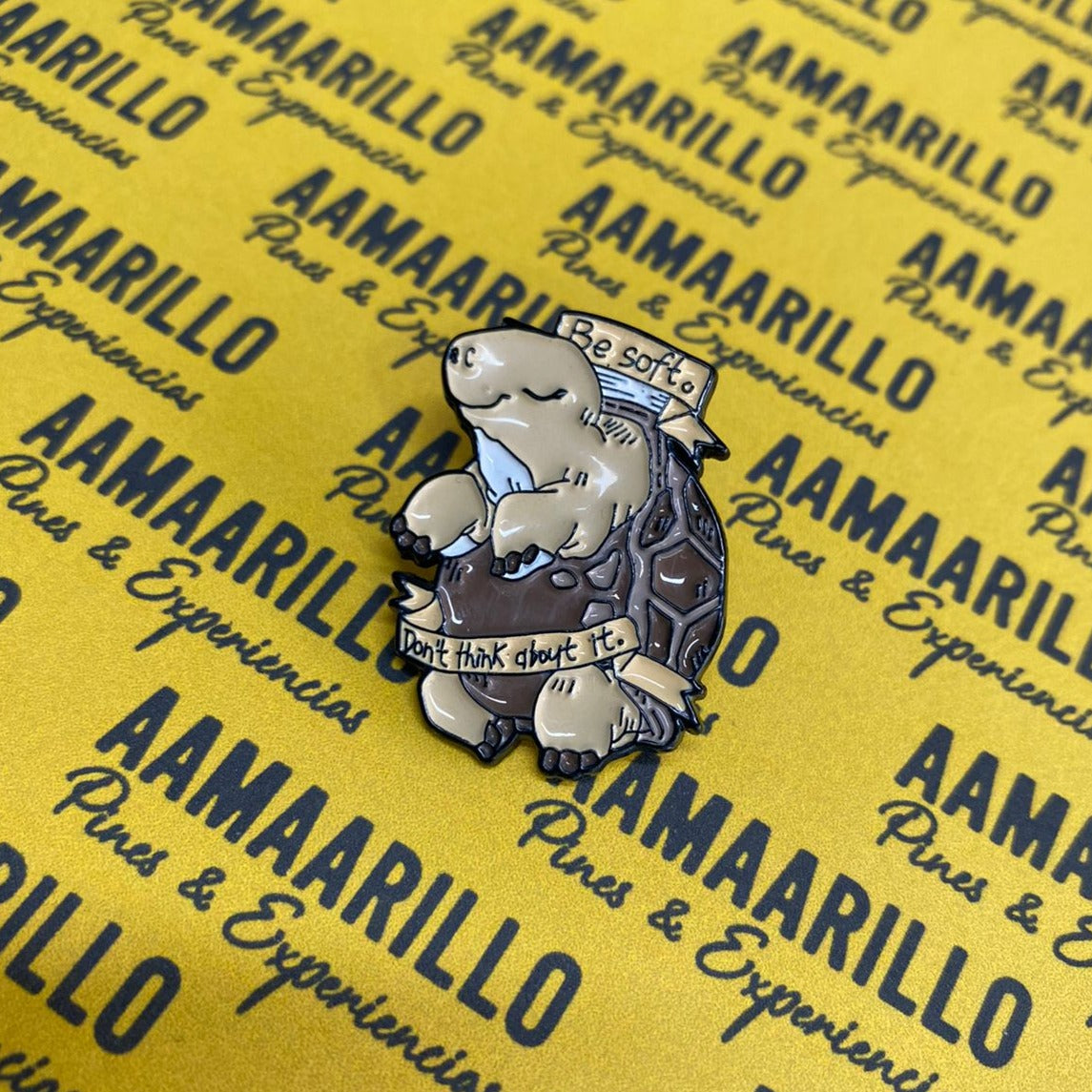 Pin tortuga "Be softo don't think about it"