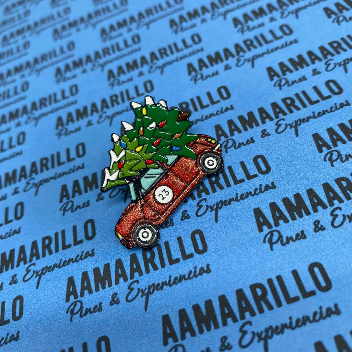 Pin carro vinotinto con árbol de navidad