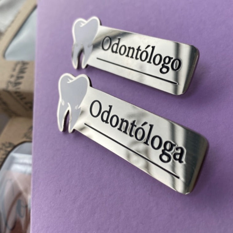 Escarapela odontóloga - Grabado sobre metal (plateado)