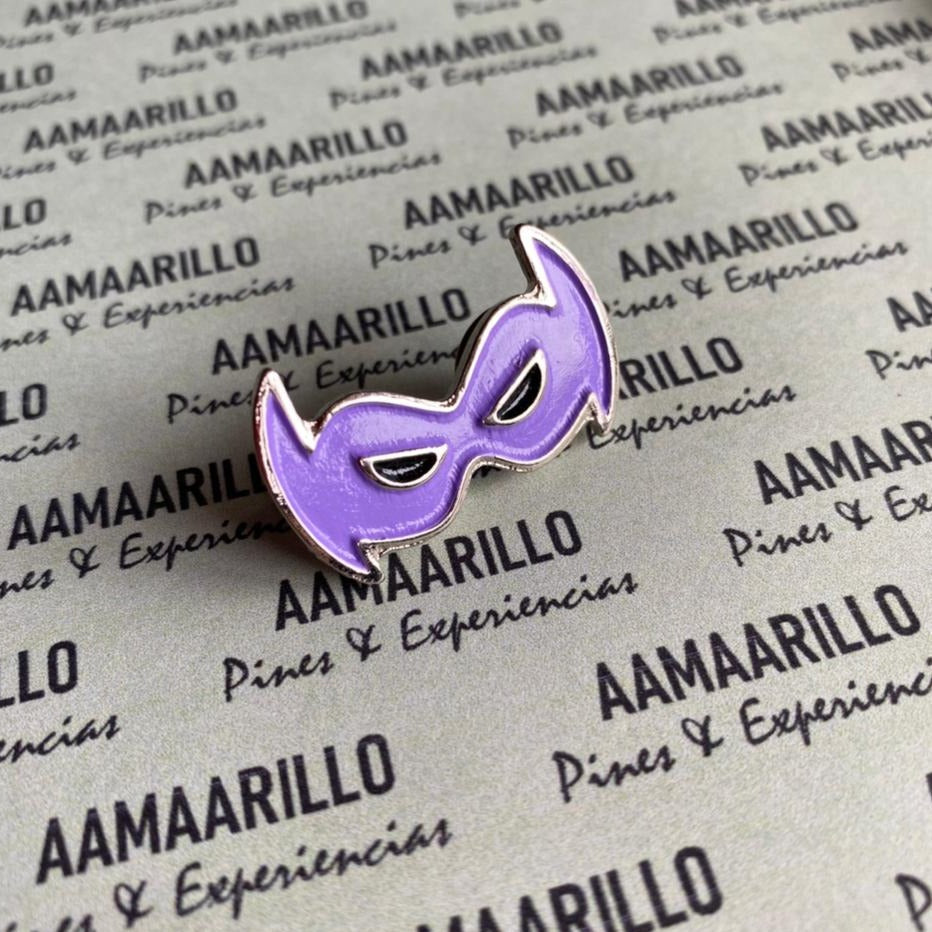 Pin mascara morada