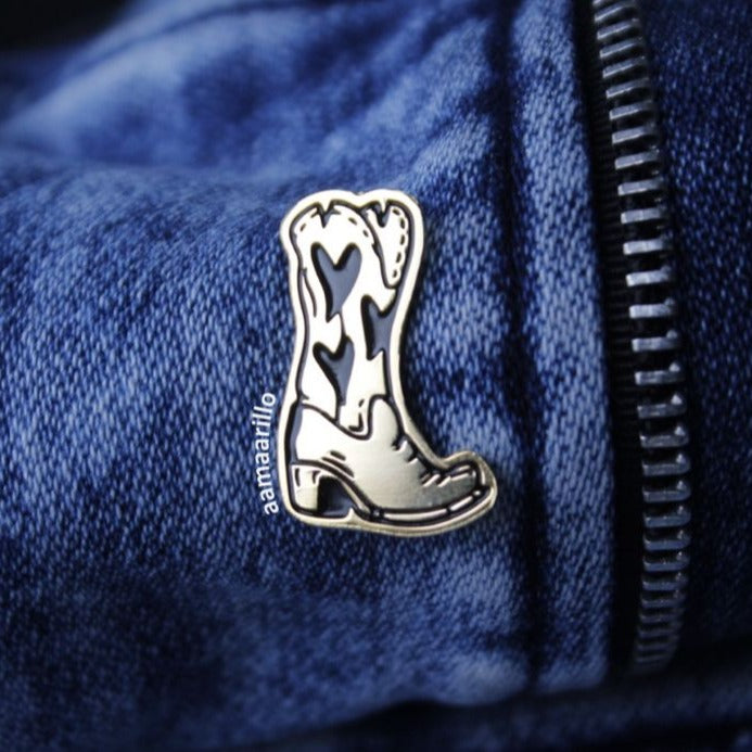 Pin bota vaquero corazones