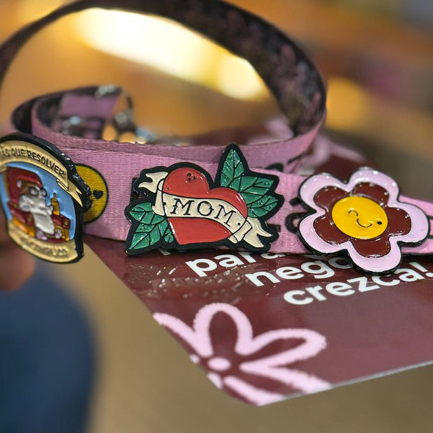 Pin mom corazón rojo hojas verdes