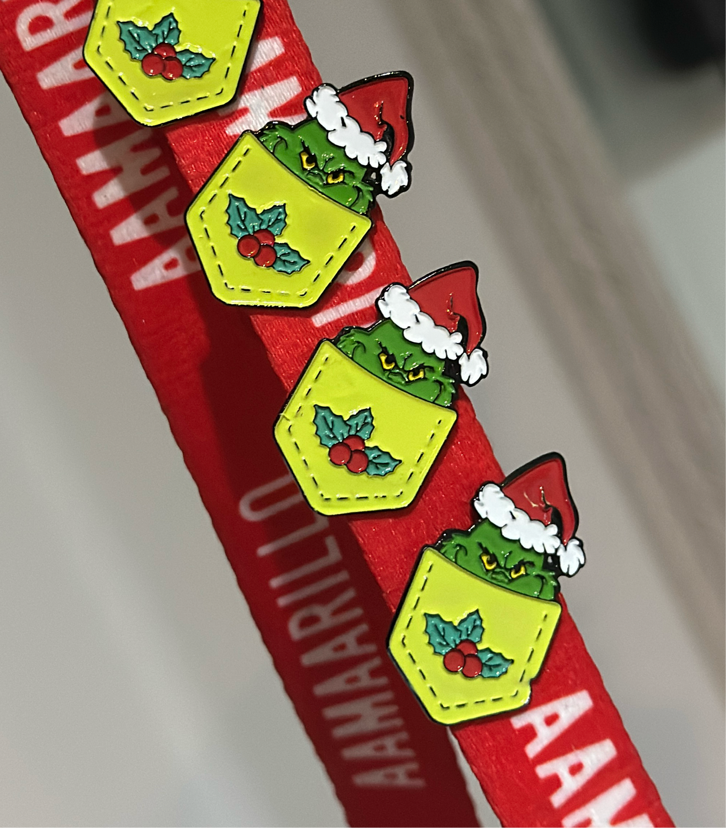 Pin Grinch bota Navidad