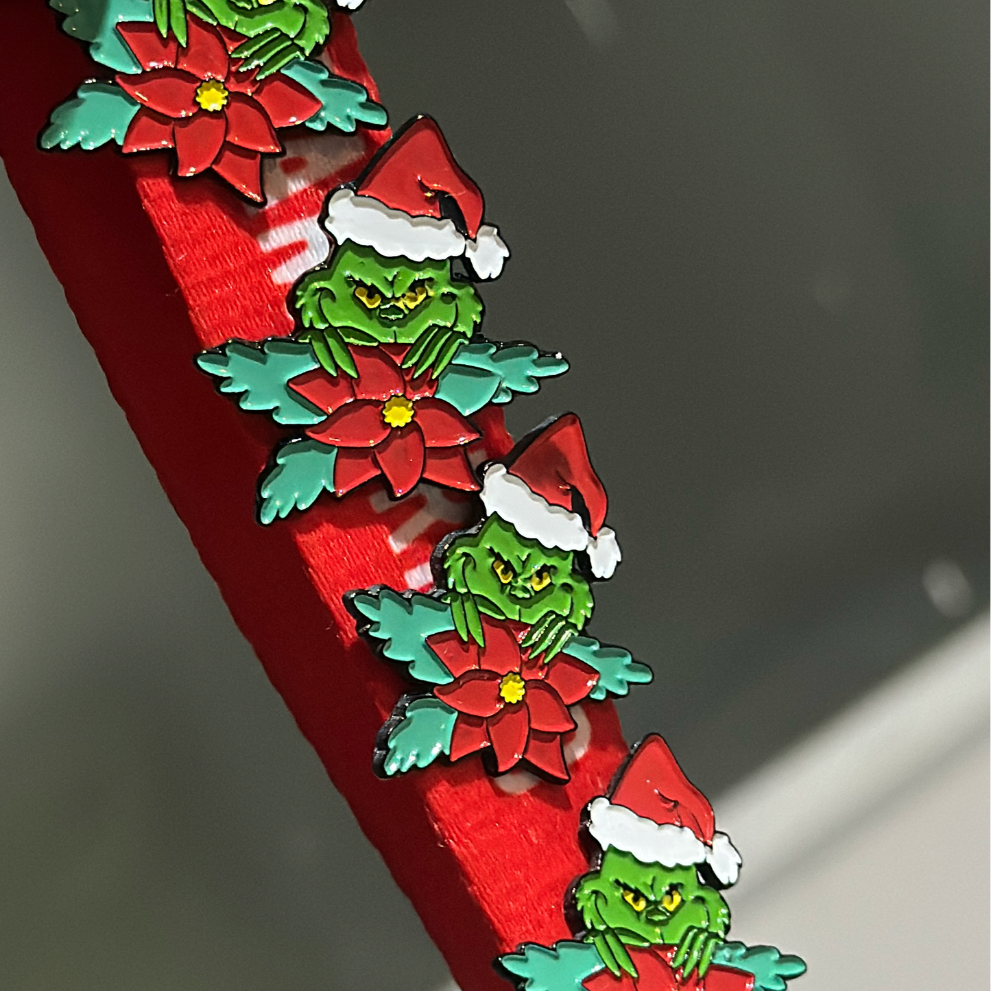 Pin Grinch flor gorro Navidad