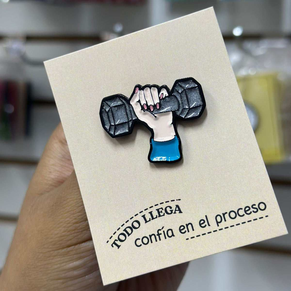 Pin Mano con mancuerna