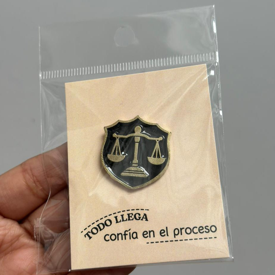 Pin Simbolo de derecho fondo negro