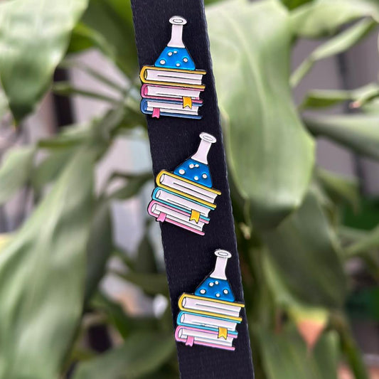 Pin libros y frasco laboratorio