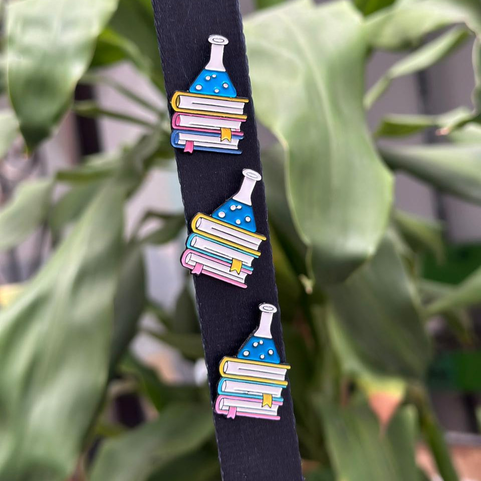 Pin libros y frasco laboratorio