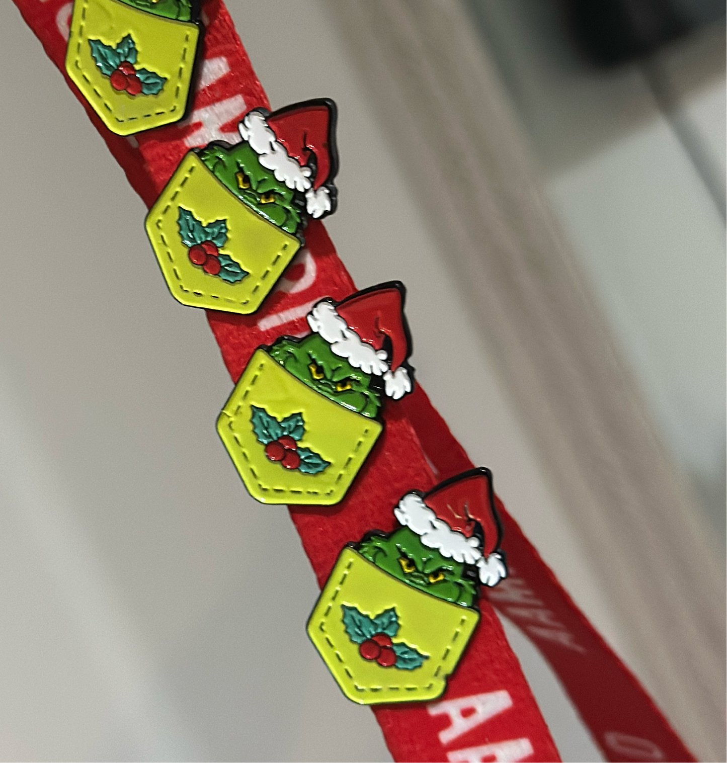 Pin Grinch bota Navidad