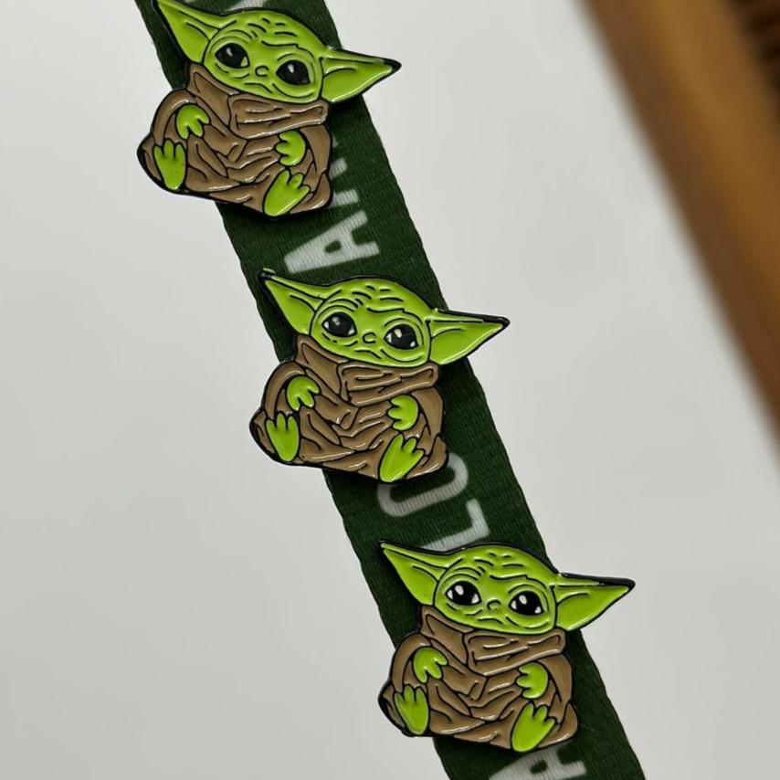 Pin Baby Yoda completo pequeño