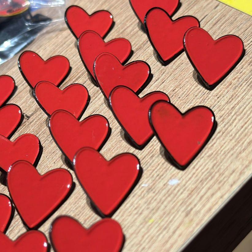 Pin corazón rojo sencillo x 2 unidades