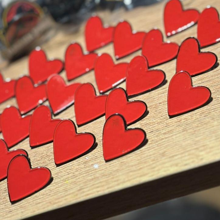 Pin corazón rojo sencillo x 2 unidades