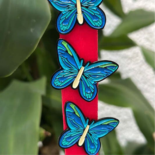 Pin mariposa azul bordes negros
