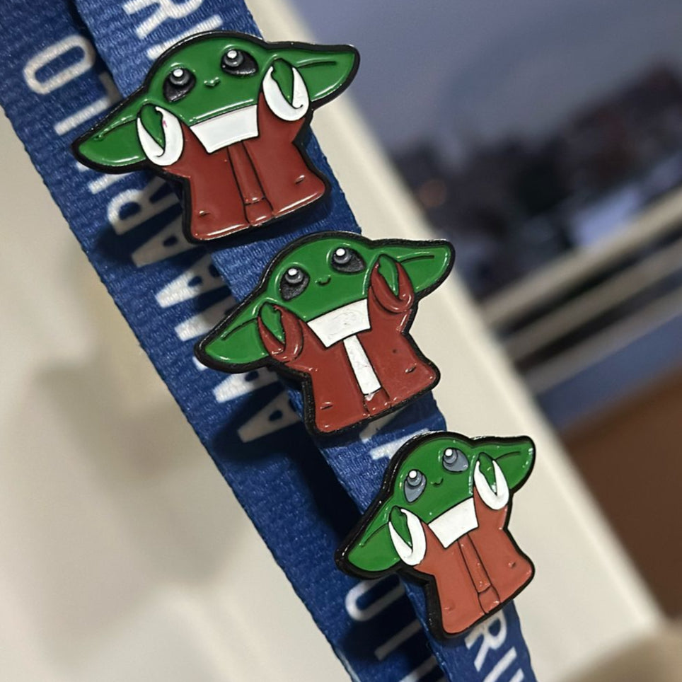 Pin Baby Yoda brazos abiertos