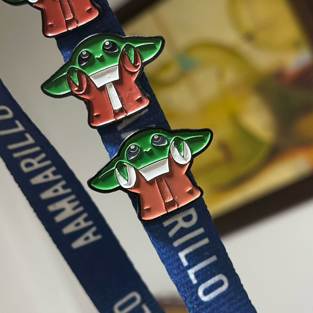 Pin Baby Yoda brazos abiertos
