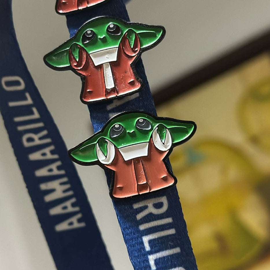 Pin Baby Yoda brazos abiertos