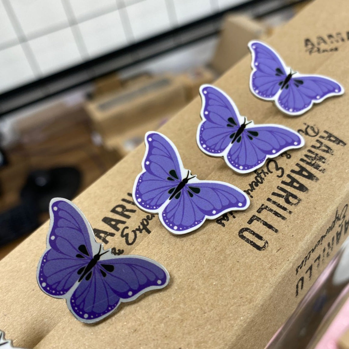 Pin mariposa lila