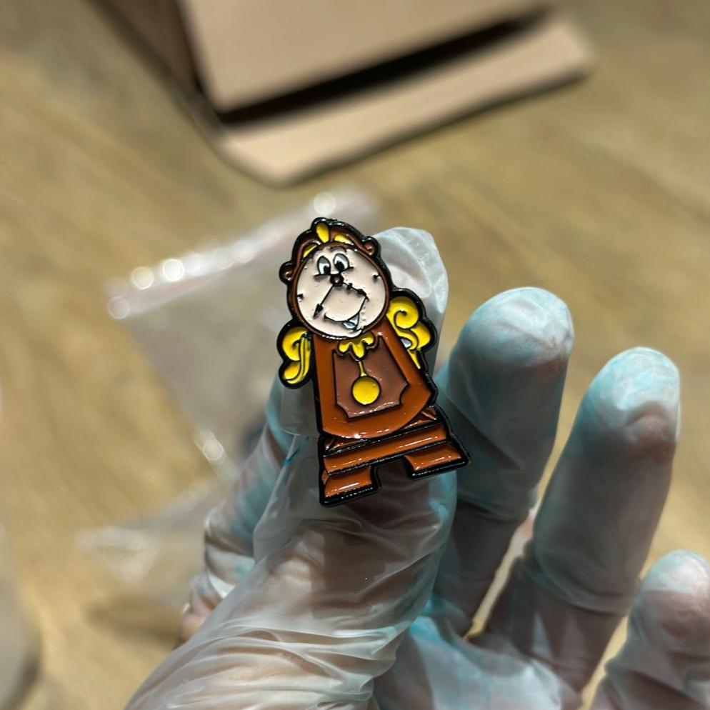 Pin Cogsworth de la Bella y la Bestia