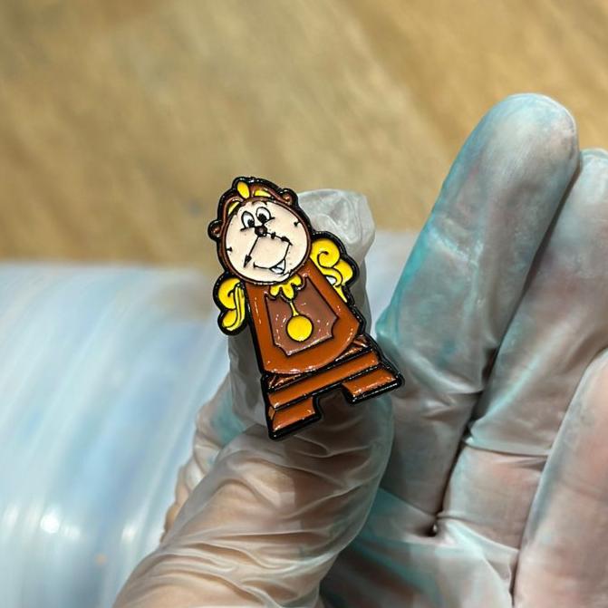 Pin Cogsworth de la Bella y la Bestia