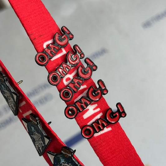 Pin OMG rojo