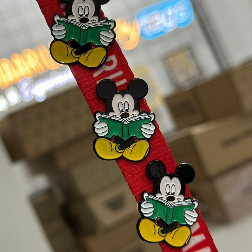 Pin Mickey libro verde