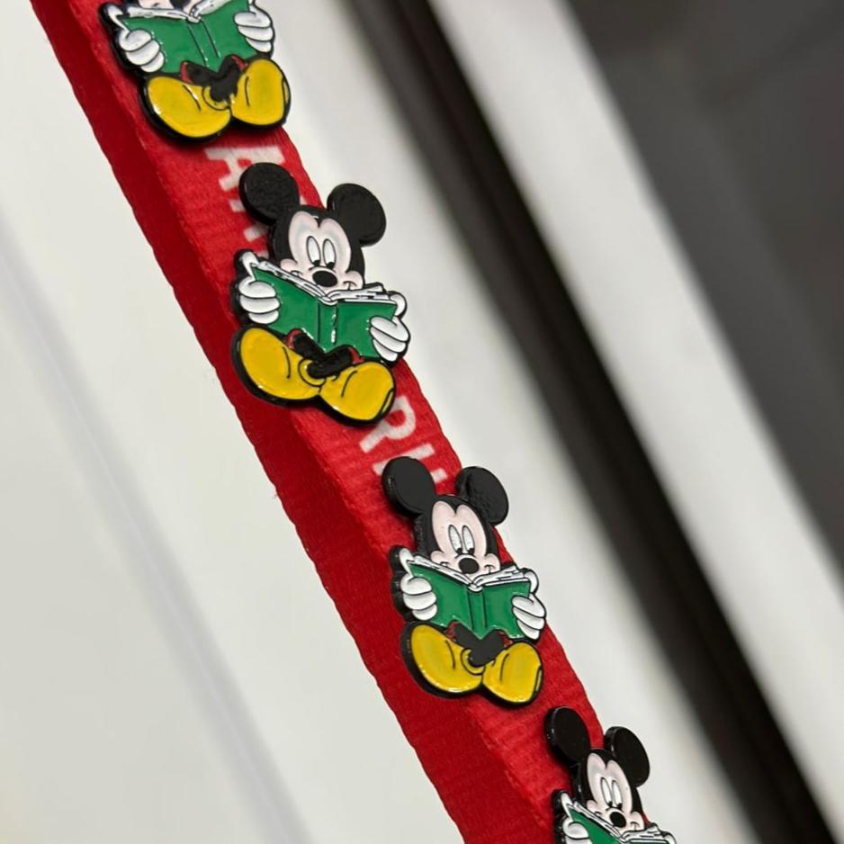 Pin Mickey libro verde