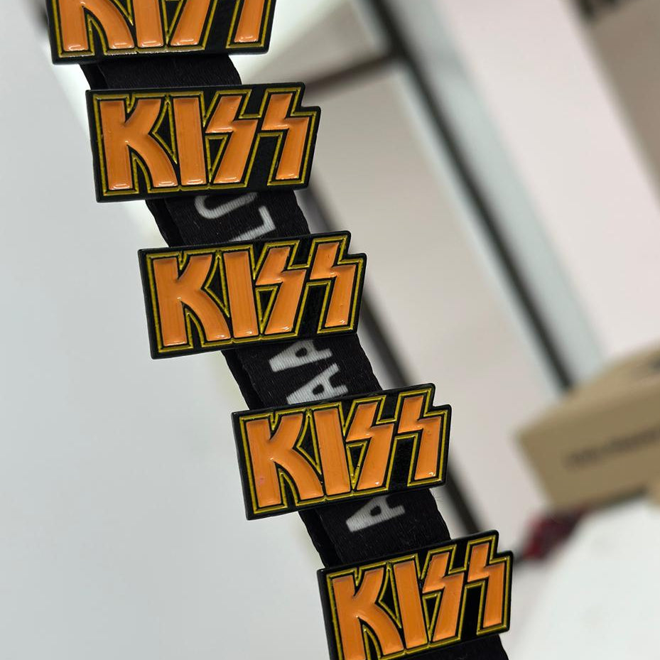 Pin logo Kiss