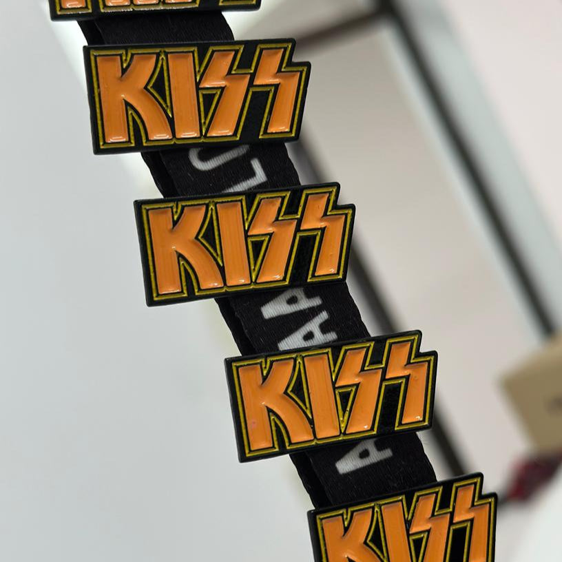 Pin logo Kiss