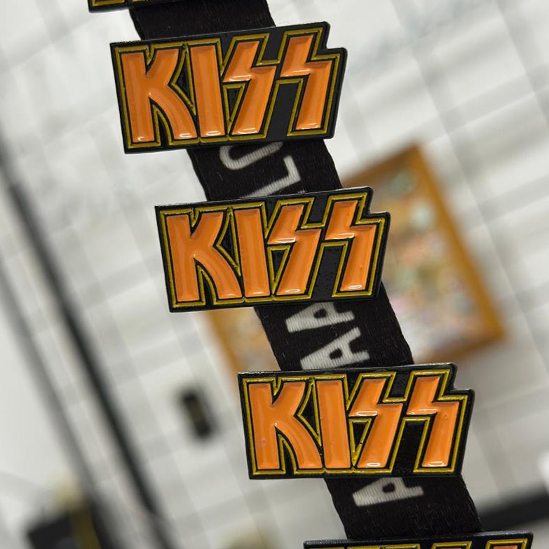 Pin logo Kiss