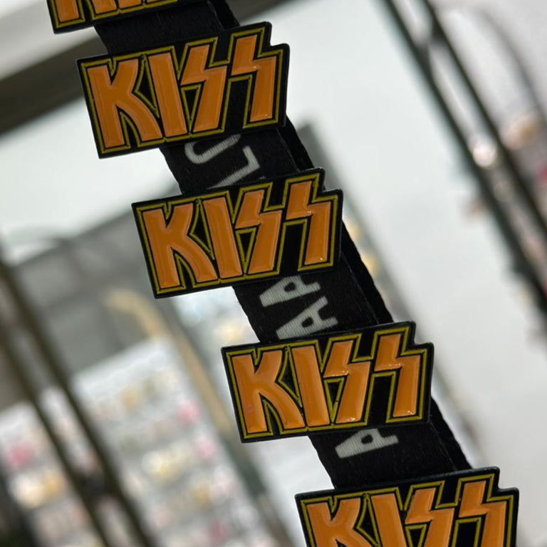 Pin logo Kiss