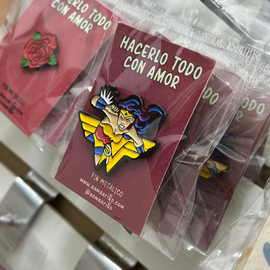 Pin mujer maravilla logo completo
