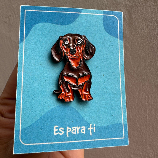 Pin perrito salchicha oscuro