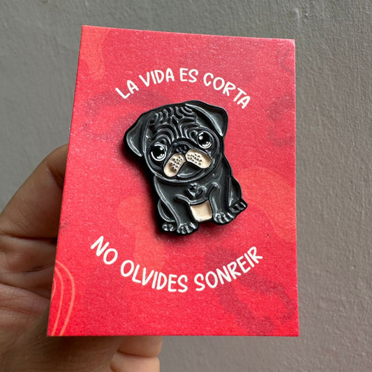 Pin perrito pug oscuro