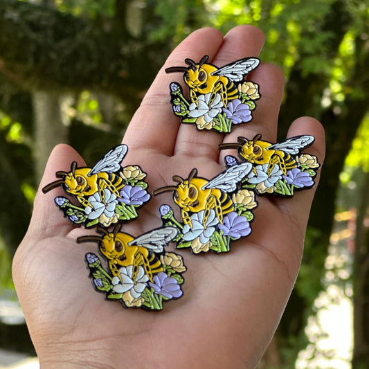 Pin abeja con flores