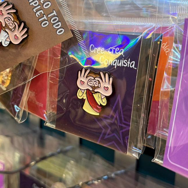 Pin Jesus love / Traje aamaarillo