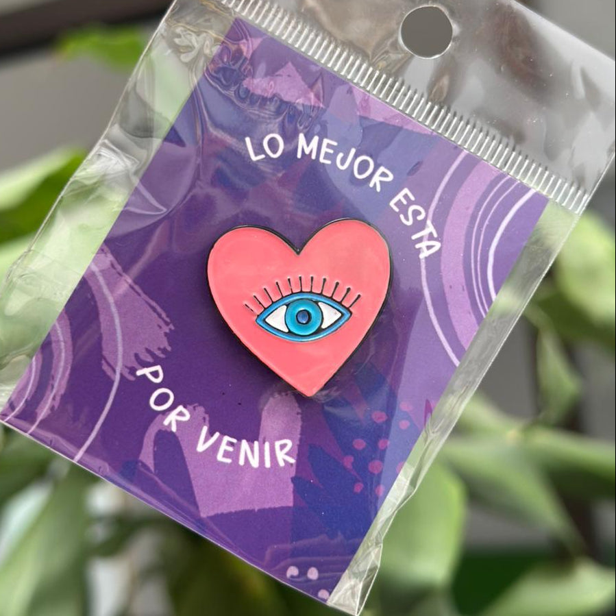Pin Corazon ojo azul