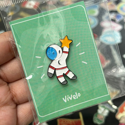 Pin astronauta con estrellas