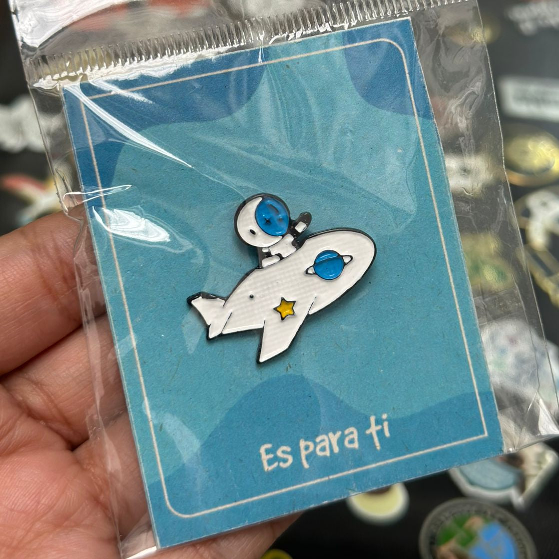 Pin astronauta en la nave