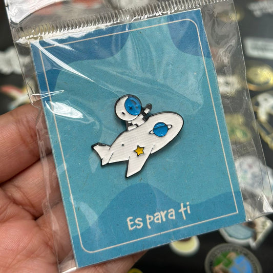 Pin astronauta en la nave