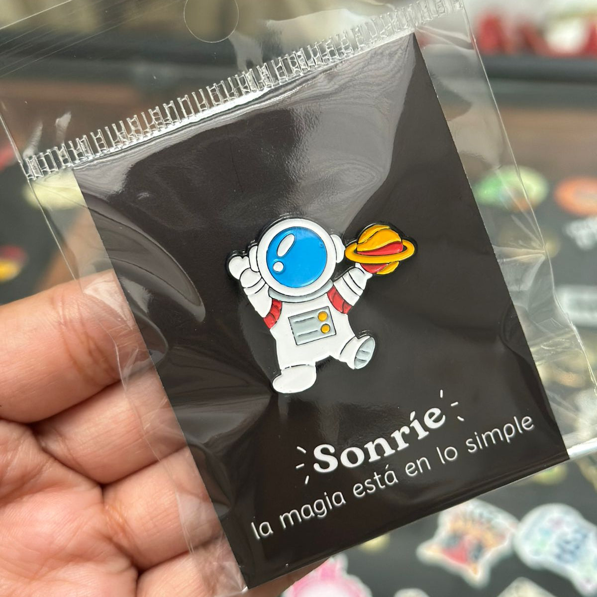 Pin astronauta con planeta