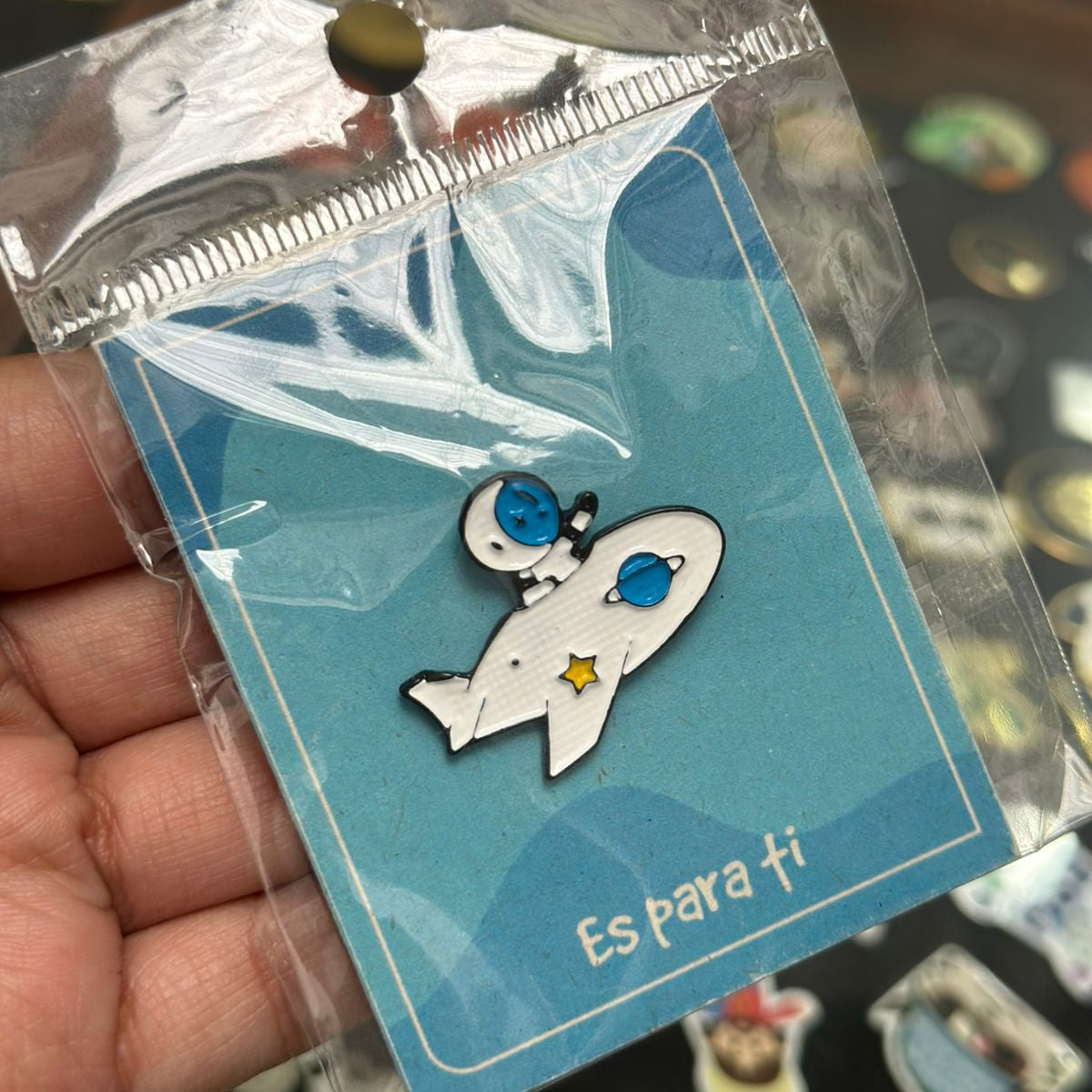 Pin astronauta en la nave