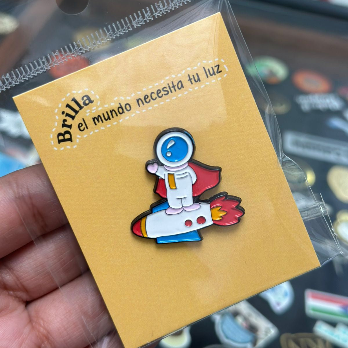 Pin astronauta encima de cohete