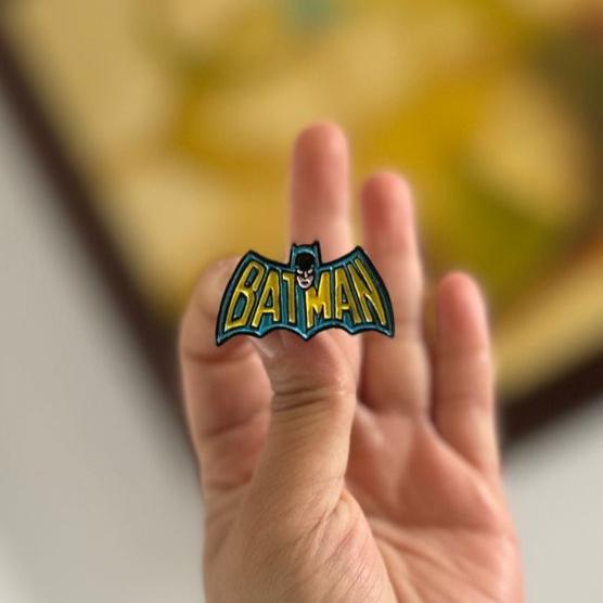 Pin Batman logo clásico