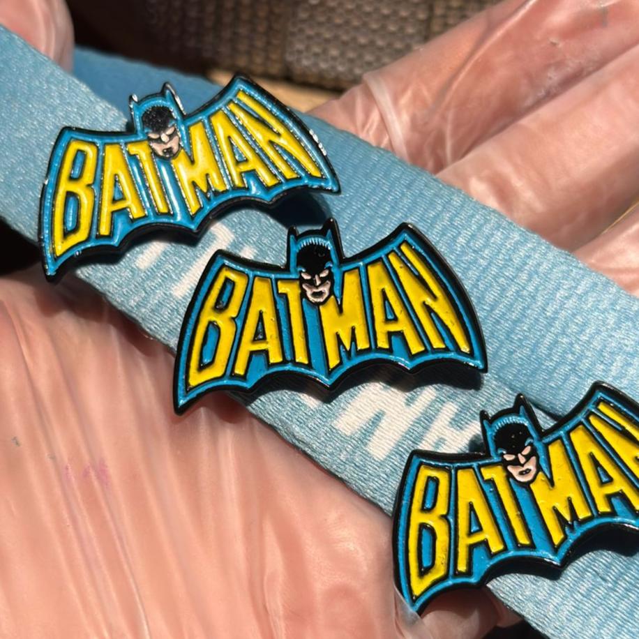 Pin Batman logo clásico