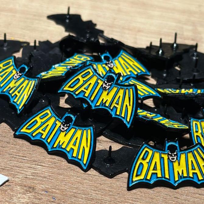 Pin Batman logo clásico