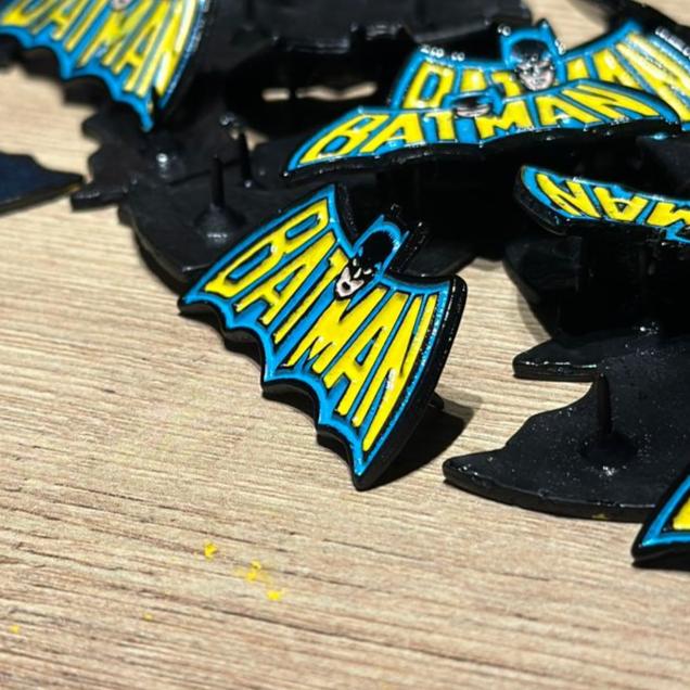 Pin Batman logo clásico