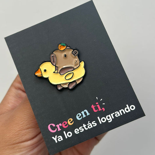 Pin capibara en flotador